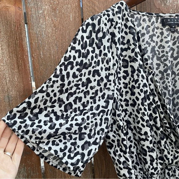 TRIXXI Women’s Animal Print Blouse Scalloped V Neck High Waist Medium - Picture 5 of 8